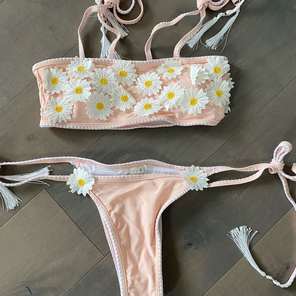 Brand new, never worn with liner. Light pink bikini. Size S. Daisy detail. - Picture 2 of 10